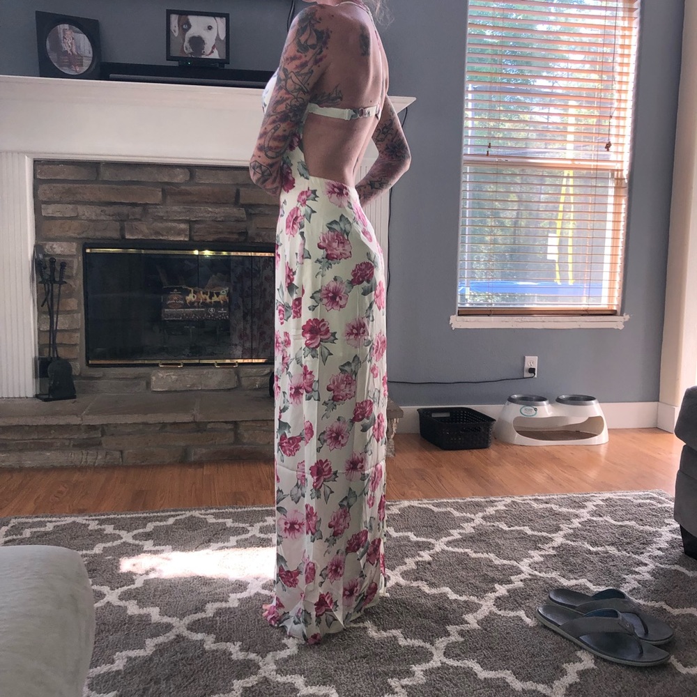 🌟 Backless Maxi Cream Floral Dress - Picture 7 of 8